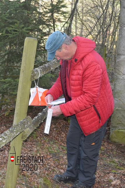 Um am Gewinnspiel teilzunehmen muss bei 6 Orientierungslaufposten gezwickt werden, wie hier Ludwig Ziegler.