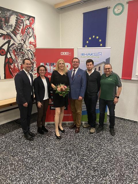 NR-Abgeordneter Andreas Minnich, Bezirksstellenleiterin Anna-Schrittwieser, die beiden Vortragenden Iris Thalbauer (GF der Bundessparte Handel) und Harald Sippl (GF des Bundesgremiums des Handels mit Mode und Freizeitartikeln) mit den beiden Unternehmern Peter Patak (Regionalis Onlinemarktplatz GmbH) und Gerwald Wessely (Zeltstadt e.U.).