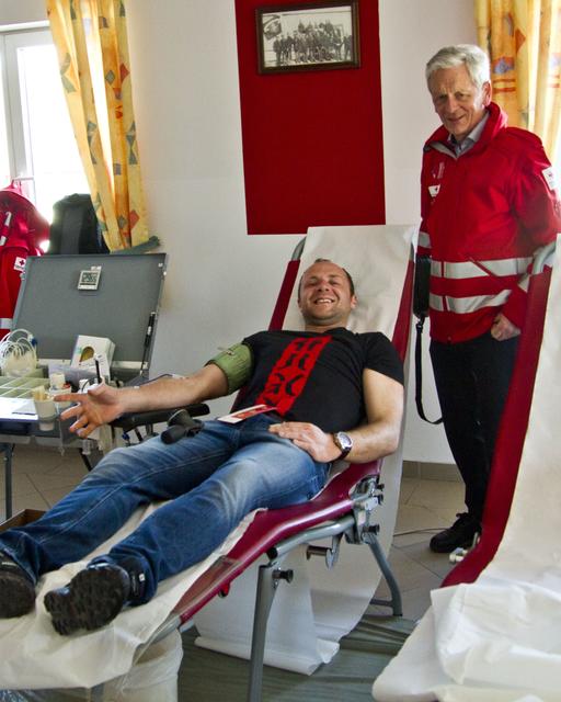 Rot-Kreuz Vizepräsident Rudolf Luipersbeck besuchte die Blutspendeaktion in Stadtschlaining