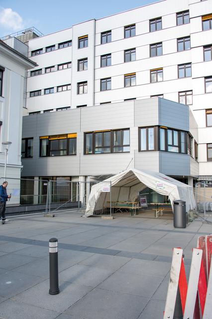 Schleusenzelt des Roten Kreuzes vor dem Eingang zum Klinikum Kirchdorf