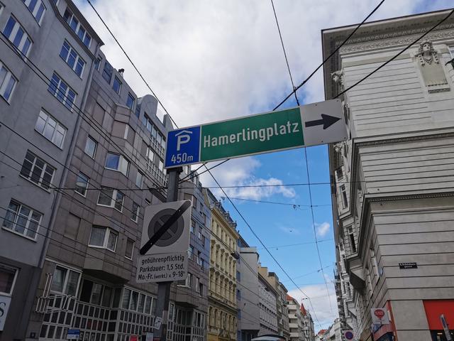 In der Josefstadt gibt es neben der Hamerlinggasse auch den Hamerlingpark, Hamerlingplatz und den Hamerlinghof.