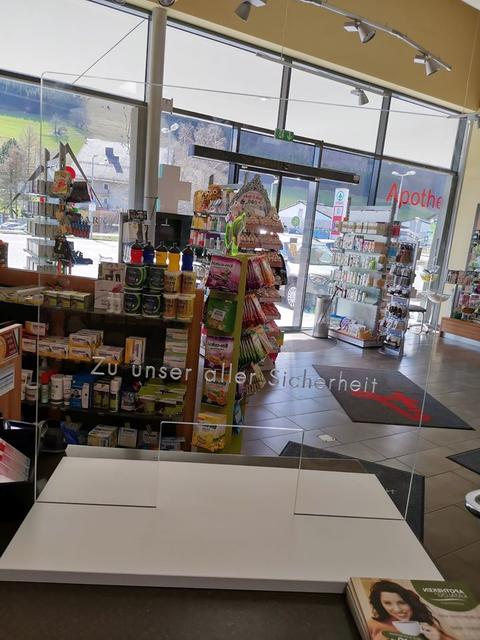Kunden und Mitarbeiter von Apotheken schätzen die neue Schutzvorrichtung.