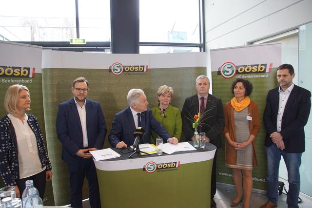 Landtagsabgeordnete Gertraud Scheiblberger, Seniorenbund-Landesgeschäftsführer Franz Ebner, Seniorenbund-Landesobmann Josef Pühringer, Seniorenbund-Bezirksobmann-Stv. Maria Lindinger, Seniorenbund-Bezirksobmann Leopold Wipplinger, Gerlinde Arnreiter vom Sozialhilfeverband und Rohrbach-Bergs Bürgermeister Andreas Lindorfer bei der Pressekonferenz. | Foto: Helmut Eder