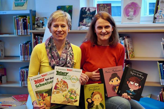In der Bibliothek des Bildungszentrums finden sich viele Bücherschätze. Christine Geisler und Frauke Mascha helfen gerne bei der Suche.