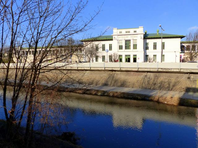 Abstand halten, soziale Kontakte vermeiden: Kurze Spaziergänge wie etwa am Wienfluss sind allein oder mit der Familie erlaubt.