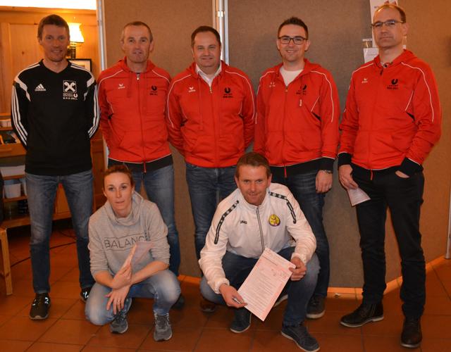 Oben von links: Johannes Wurm (Sektionsleiter Fußball), die beiden Vorstandsmitglieder Reinald Ittensammer und Wolfgang Friedl sowie die Tennisspieler Ernst Grasserbauer und Markus Gusenbauer.
Knieend: Melanie Rührnessl und Mario Gusenbauer (Leichtathletik)

 | Foto: Sportunion Bad Zell