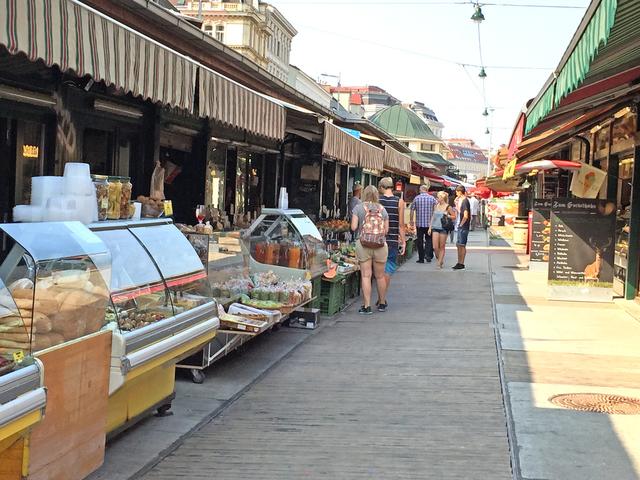 Die Marktstände am Naschmarkt haben auch weiterhin geöffnet.