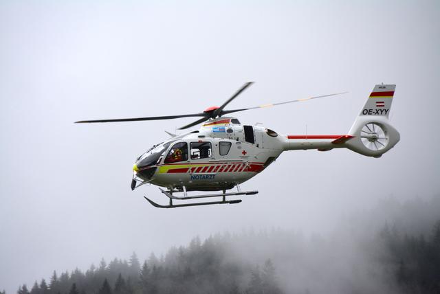 Der Verletzte wurde mit dem Hubschrauber ins KH Schwarzach geflogen (SYMBOLBILD)