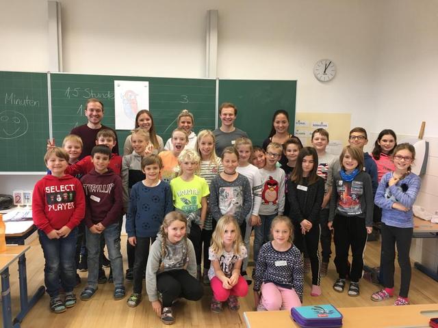 Die Schüler der VS Pattigham mit den Studenten der Uni Deggendorf.