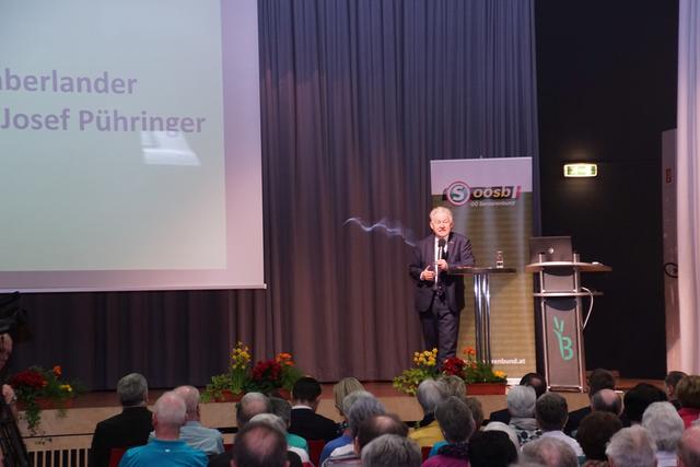 Altlandeshauptmann und Seniorenbund-Landesobmann Josef Pühringer eröffnete den Gesundheitstag des O.Ö. Seniorenbundes im Centro.  | Foto: Helmut Eder