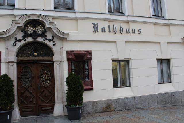 Im Rieder Rathaus herrscht Minimalbetrieb. Der Eingang erfolgt über den Roßmarkt.