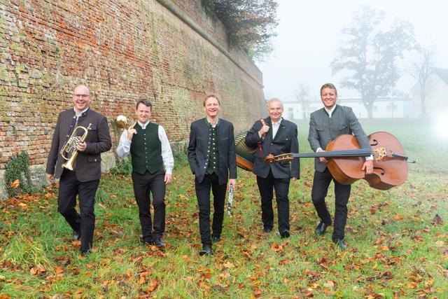 Die "Bad Radkersburger Festtagsmusi" rund um Musikschuldirektor Alfred Ornig (l.) lebt die Volksmusik mit Leidenschaft.