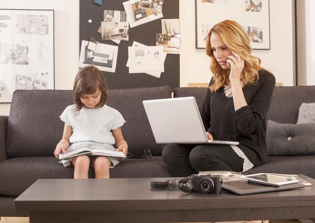 Wenn Sie im Home Office arbeiten, können Sie sich gemeinsam mit Ihrem Kind Ziele stecken. Setzen Sie sich zusammen an den Tisch und legen Sie Aufgaben fest. Zum Beispiel 40 Minuten um Mails zu beantworten während Ihr Kind eine Schulaufgabe löst.  | Foto: Symbolfoto: MEV