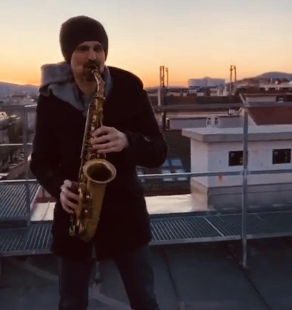 Sebastian Grimus musizierte auf seiner Dachterrasse.