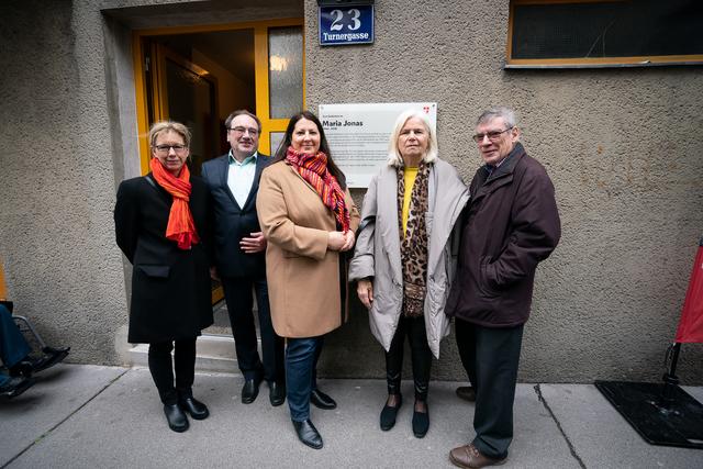 Karin Ramser (Wiener Wohnen), Gerhard Zatlokal, Kathrin Gaál, Elfriede Hammerl und Hausbewohner Gerhard Buchberger (v. l.).