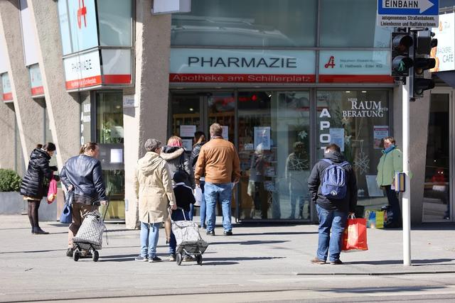 Menschenansammlung vor der Apotheke – der gebotene Sicherheitsabstand von mindestens einem Meter wird großteils eingehalten.
