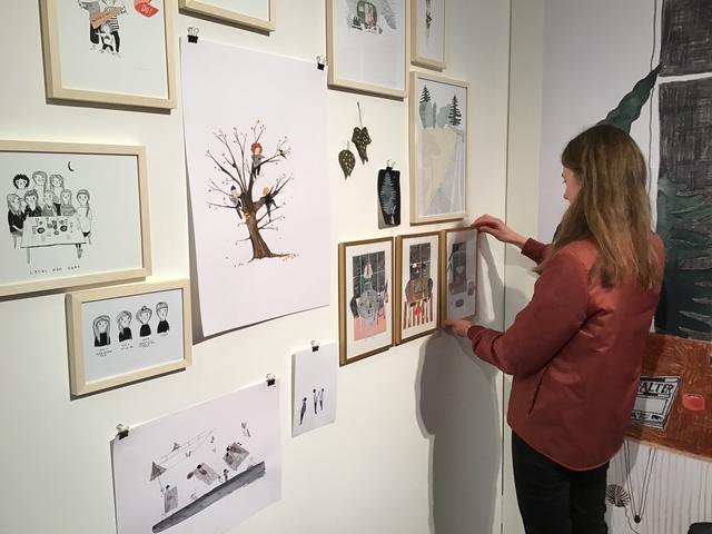 Die Linzer Illustratorin Katuu schka beim Hängen ihrer Arbeiten im Salzamt. Die Ausstellung wird bis auf Weiteres verschoben.