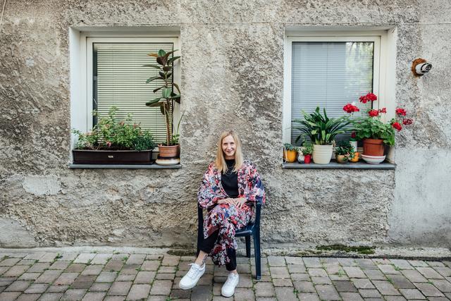 "Ich hab schon immer gern gezeichnet und schon als Kind davon geträumt, mal als Illustratorin zu arbeiten. Mein Ziel ist es, ästhetisch ansprechende Illustrationen zu erschaffen, die auch Emotionen widerspiegeln" – Carina Lindmeier.