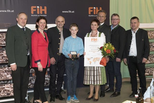 v.l.:. FIH-Obmann Johann Hosner, LK Präsidentin Michaela Langer-Weninger, Josef und Ingrid Voraberger mit Sohn Andreas, Kammerdirektor Karl Dietachmair, ZAR-Obmann Stefan Lindner, Zuchtberater Fritz Wipplinger
