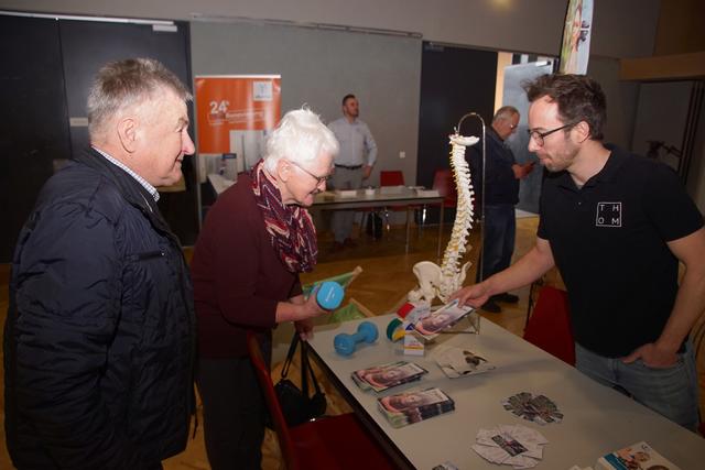 Karl und Maria Stelzer aus Auberg informieren sich beim Stand des Theraphiezentrums Oberes Mühlviertel. | Foto: Helmut Eder