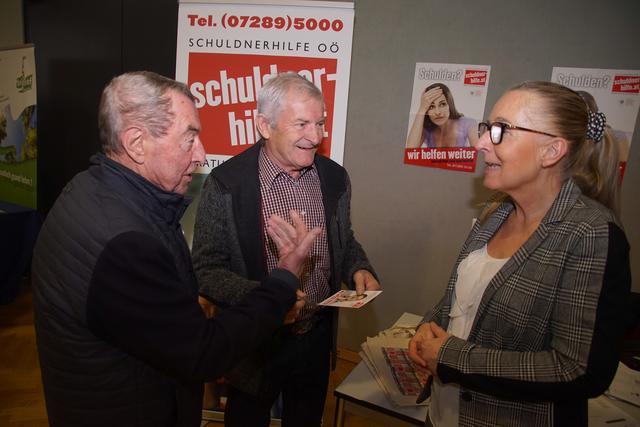Maria Grabner von der Schuldnerhilfe war mit dabei und gab rege Auskunft über ihre Einrichtung. | Foto: Helmut Eder