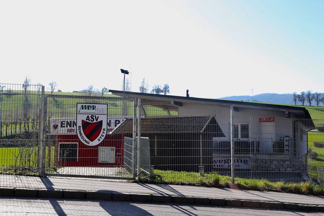 Vor verschlossenen Toren steht man unter anderem am ASV-Platz. | Foto: Klaus Mader