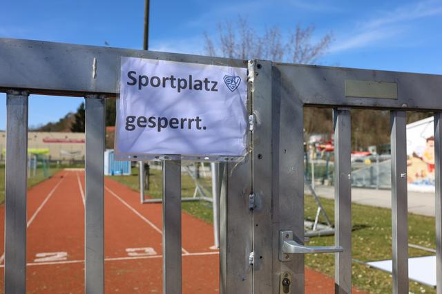 Eine Information weist auf die Sperre der Sportplätze hin.
