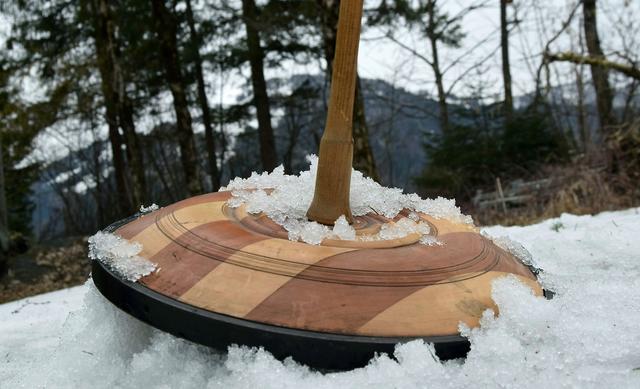 Der "Pinzgauer Holzstock" war durch die Größe und dem geringen Gewicht prädestiniert für glatte, leicht eisige Schneebahnen und ist heute vor allem im Bundesland Salzburg noch im Einsatz. | Foto: Friedl Schwaighofer