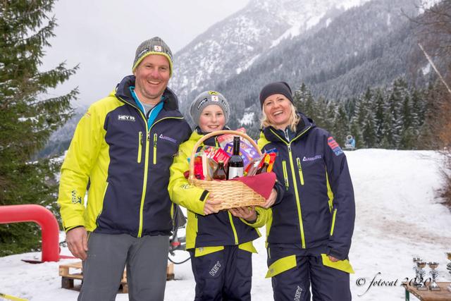 Kevin, Silvia und Philipp Gundolf kamen der Familienmittelzeit am nächsten und sicherten sich den begehrten Geschenkskorb. | Foto: Fügenschuh