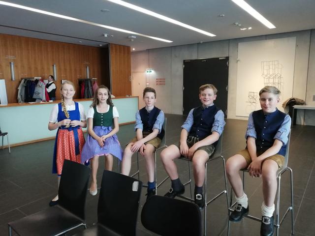 Lucas Voithofer (mi.), Simon Fischbacher (2.v.r.) und Markus Lainer (re.) sind gemeinsam die "Flotten Manda" zusammen mit Hannah Rohrmoser (li.) und Julia Reischl (2.v.l.) werden sie zur "Arler Tanzlmusi".