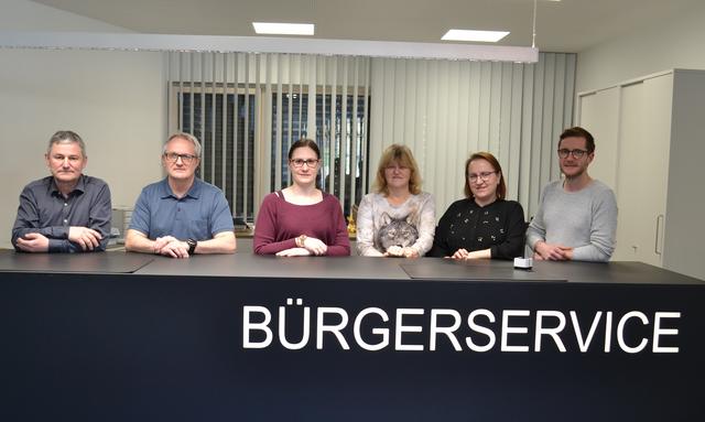 Bürgermeister Erwin Diermayr, Amtsleiter Klaus Peter Waldenberger, Bettina Herndlbauer, Aloisia Brandner, Belinda Spitzlinger und Dominik Schusterbauer beim einladenden Bürgerservice.