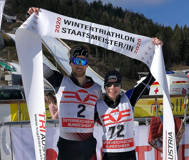 Carina Wasle in Siegerpose (re.) in Kärnten.
