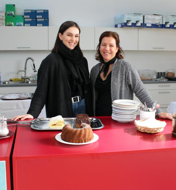 So eine Verwöhnung! Kuchen und Kaffee für die Besucher.