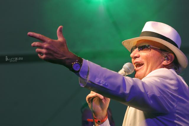 Auch der bekannte Jazz-Crooner Louie Austen beteiligt sich am Flashmob.