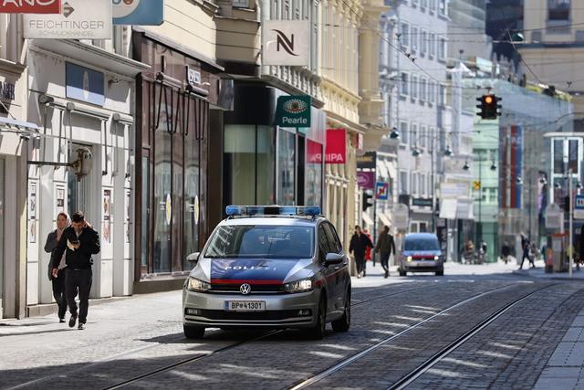 Die Polizei kontrolliert die Einhaltung der Ausgangsbeschränkungen in der Linzer Schmidtorgasse.