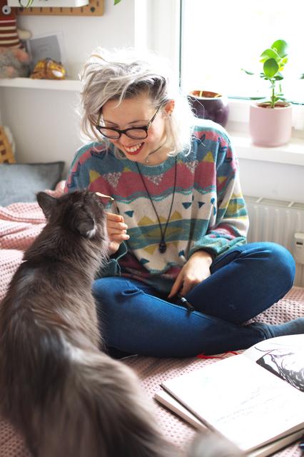 "Auf den ersten Blick könnte man tatsächlich sagen, ich hab mich mit dem Stift und der Fantasiewelt immer schon am wohlsten gefühlt. Mir gefällt die die Verbindung von Mensch und Natur mit dem Vergänglichen". – Missfelidae (Lisa Arnberger).