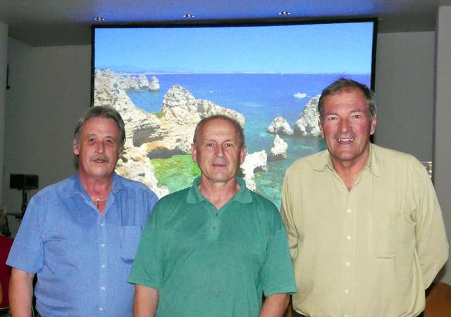 Der Reisejournalist und Lehrer Sepp Puchinger (Mitte) mit Manfred Schmiedbauer und Gerhard Chobot (li).