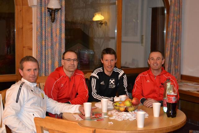 Beim Schokolade Essen und Cola trinken nach der Spende: Mario Gusenbauer, Markus Gusenbauer, Johannes Wurm und Reinald Ittensammer.  | Foto: Sportunion Bad Zell