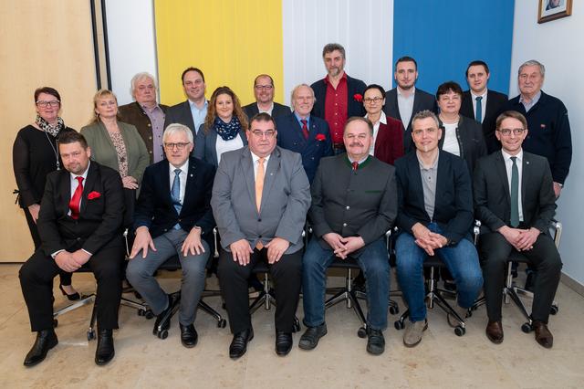 Der neue Gemeinderat in Haunoldstein nach der Wahl 2020 (von links vorne) die Gemeindevorstände Simon Eichberger, Markus Ziegler, Bürgermeister Hubert Luger, Vizebürgermeister Josef Anzenberger, Thomas Hierner und Josef Anzenberger junior. Stehend von links: Monika Huber, Michaela Stoll, Robert Schöggl, Markus Zuser, Daniela Rucker, Gerhard Hölzl, Erich Hössinger, Johann Dür, Theresia Huber, Thomas Huber, Silvia Schöggl, Bernhard Ziegler und Norbert Kucera.