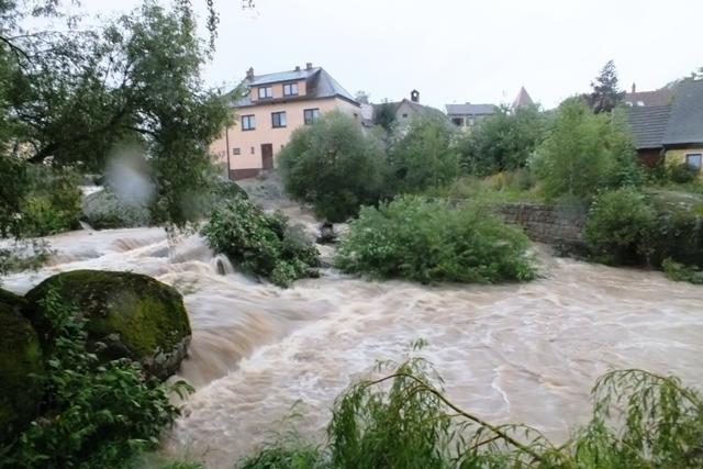 Die Lainsitz in Gmünd neben der Mühlgasse nach einem starken Gewitterregen im Sommer 2012.