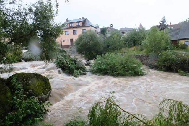 Die Lainsitz in Gmünd neben der Mühlgasse nach einem starken Gewitterregen im Sommer 2012. | Foto: Kellner