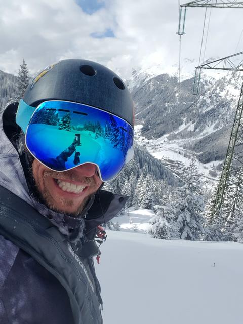 Andres Dengg in St. Anton am Arlberg. Die Freiheit des Schifahrens kann er gerade nicht genießen - der gesamte Ort steht unter Quarantäne.
