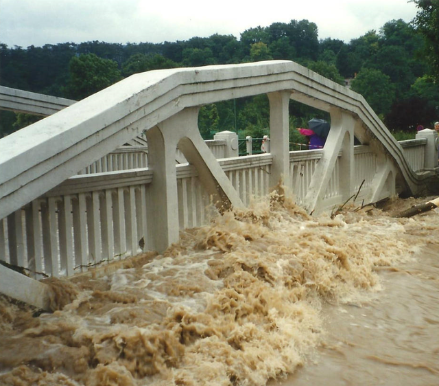 Aubrücke in Pottenstein beim Hochwasser 2002