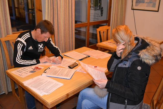 Die beiden Leichtatheltiker Johannes Wurm und Melanie Rührnessl beim Ausfüllen des Fragebogens. Nur wer absolut gesund ist darf spenden.  | Foto: Union Bad Zell