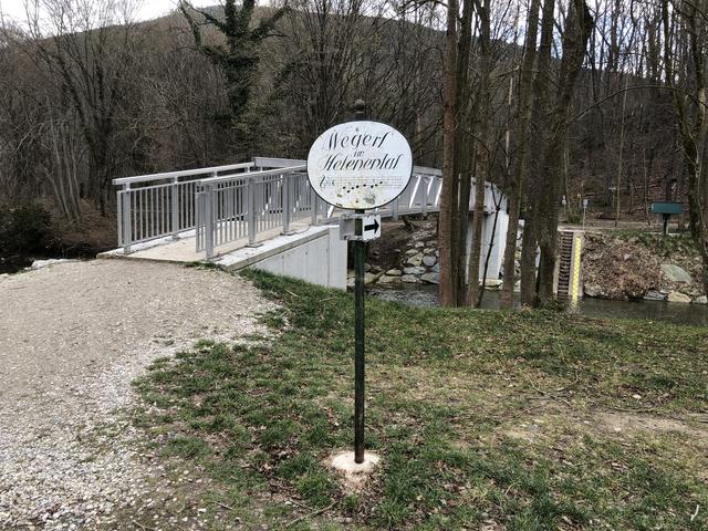 Bei der Brücke zur Cholerakapelle wird die Durchflussmenge der Schwechat gemessen (siehe gelbe Markierungen am anderen Flussufer