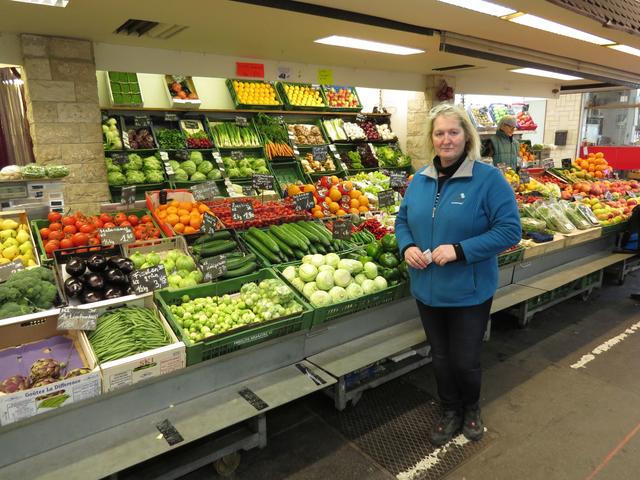 Cornelia Neumeister bietet bei ihrem Obst- und Gemüsestand am Schlingermarkt auch in Krisenzeiten frische Ware an.