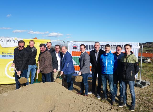 Helmut Raffetseder (Fa. Schütz), GR Markus Aschauer, Abgeordneter NÖ Landtag Josef Edlinger, GR Nikolaus Lipp, GR Christian Reisinger, Bgm. Mag. Roman Janacek, DDI Peter Forthuber, MBA (GEDESAG), Vizebgm. Karl Klein, Ing. Roland Schwarz (GEDESAG), Markus Enne (Fa. Schütz), Markus Gromann (Fa. Schütz)