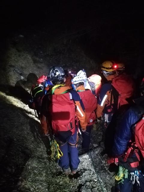 Zehn Bergretter machten sich auf den Weg.