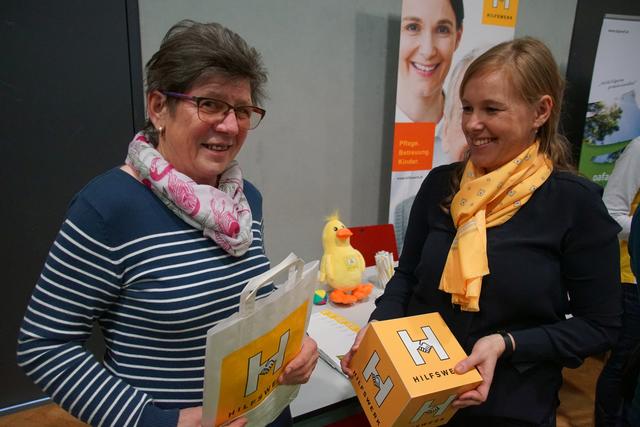 Maria Schietz (l) aus Auberg informiert sich über die Angebote des O.Ö. Volkshilfewerkes bei Maria Stelzer. | Foto: Helmut Eder