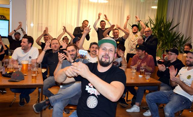 Großartige Stimmung am Wurfstand und in der Veranstaltungshalle des Dart-Events in Walchsee.